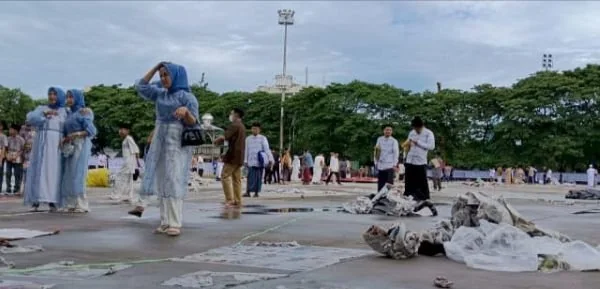 Suasana Sampah Koran Bekas di Lapangan Karebosi saat Salat Idul Fitri, (Dok: Sinta KabarMakassar).