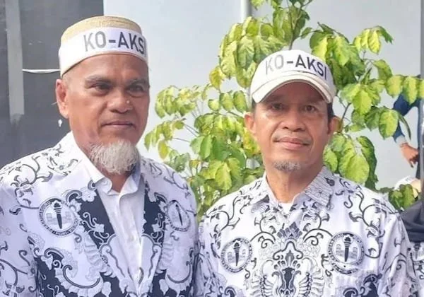 Guru Abdul Muis (kiri) dan Rasnal dalam aksi damai di Masamba, Luwu Utara bersama PGRI, (Dok: Ist)