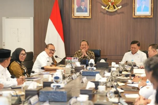 Gubernur Sulbar saat bertemu Menteri KKP (Dok : Ist).