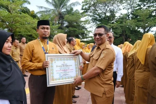 ekretaris Daerah Kabupaten Gowa, Andy Azis saat menyerahkan piagam penghargaan Adiwiyata (Dok : Ist).