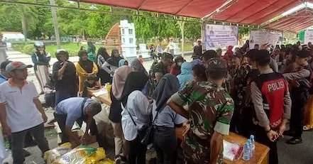 Gerakan Pangan Murah yang digelar Perum Bulog  di Taman Kota Bulukumba, Rabu (6/3).
