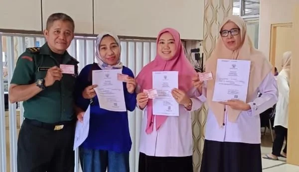 Aipda Hamaluddin staff Teritorial Makodim 1425 Jeneponto selaku Perwira penghubung pelaksanaan saat memberikan Dokumen Adminduk Warga di Dukcapil Jeneponto (Dok : Ist).