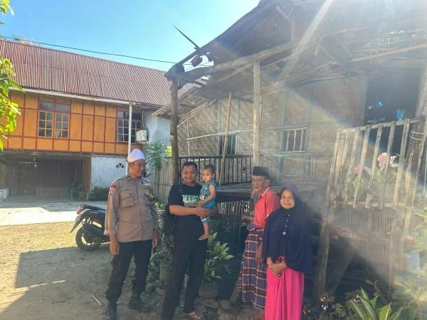 Kapolres Jeneponto saat mengunjungi gubug reot Mannu Dg. Cangka di Sidenre (Dok : Ist).