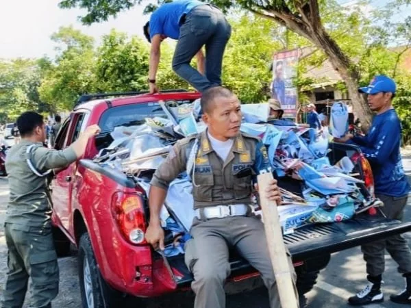 Puluhan Alat Peraga Kampanye (APK) sejumlah bakal calon Bupati dan Gubernur di seputar jalan perkotaan Jeneponto saat ditertibkan Satpol PP dan Petugas Pemadam Kebakaran Jeneponto (Dok : ist).