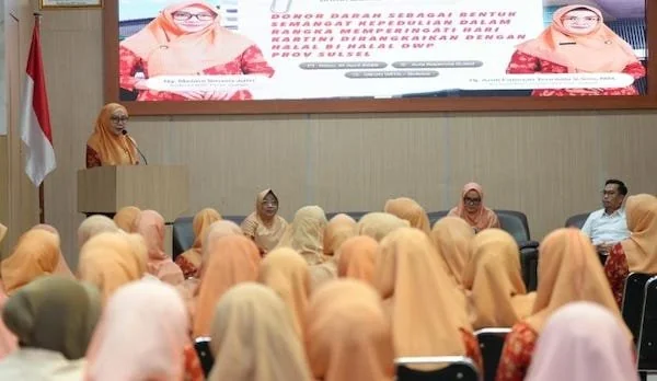 Ketua DWP Provinsi Sulsel Melani Simon Jufri pada aksi donor darah di Aula Kantor Bapenda Sulsel (Dok: Ist)
