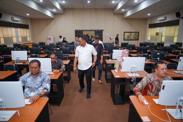 Bupati Luwu meninjau pelaksanaan uji kompetensi penjaringan calon Sekretaris Daerah Kabupaten Luwu (dok. Ist)