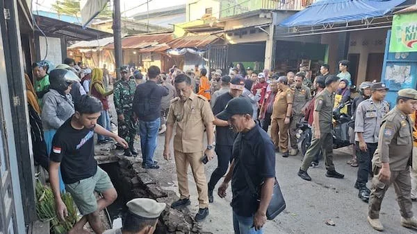 Suasana Penertiban Lapak Mandiri di Pasar Pamos (Dok: Ist).