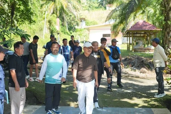 Gubernur Sulbar Suhardi Duka saat meninjau Sekolah Rakyat di Kalukku Mamuju(dok:ist)