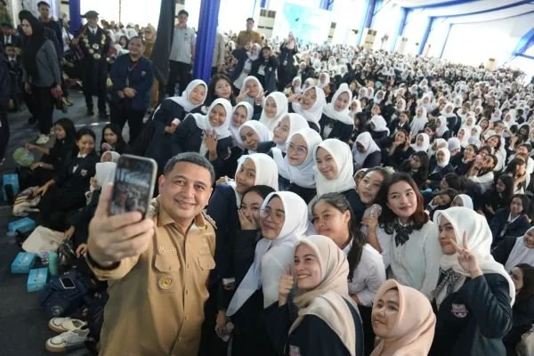 Wali Kota Makassar, Munafri Arifuddin Bersama Mahasiswa Baru Universitas Bosowa, (Dok: Ist).