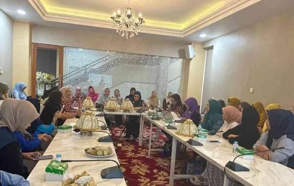 Pj TP PKK Sulsel, Ninuk Triyanti dan Kepala DP3A-Dalduk KB Sulsel, Andi Mirna saat bertemu dengan berbagai komunitas anak di Kantor Gubernur (Dok : ist).