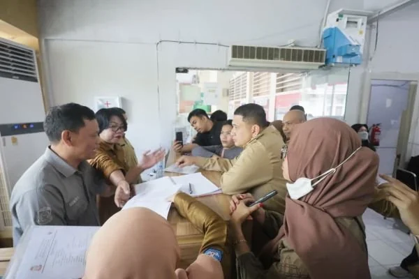 Wali Kota Makassar Munafri Arifuddin saat Melakukan Sidak di Empat OPD di Kota Makassar, (Dok: Sinta KabarMakassar).