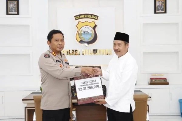 Polres Bulukumba menyerahkan Zakat Fitrah Kepada Badan Amil Zakat Nasional (Baznas) Bulukumba.