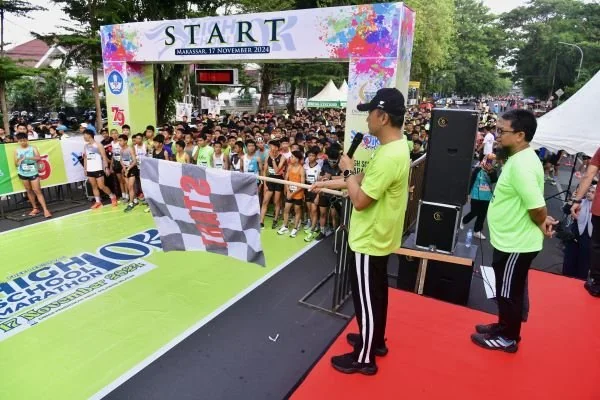 Pj Gubernur Sulsel, Prof Zudan Arif Fakrulloh saat melepas peserta High School Maraton (Dok: Ist).