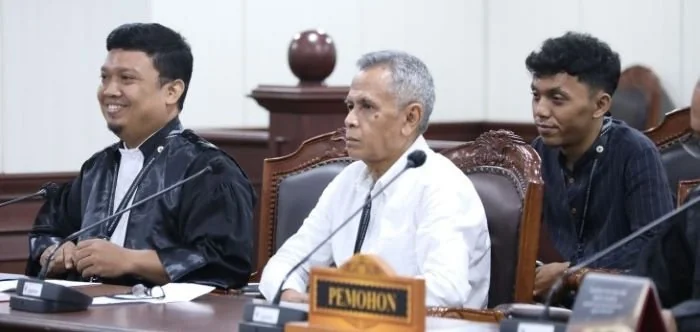 Kusdiana selaku pemohon didampingi kuasa hukumnya Viktor Santoso Tandiasa dalam sidang pengujian Undang-Undang Nomor 20 Tahun 2023 tentang UU ASN, (Dok: Ist).