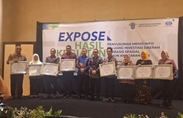 DPMPTSP Sulbar saat menerima penghargaan dari Kementerian Investasi dan Hilirisasi RI. (Dok: Ist)