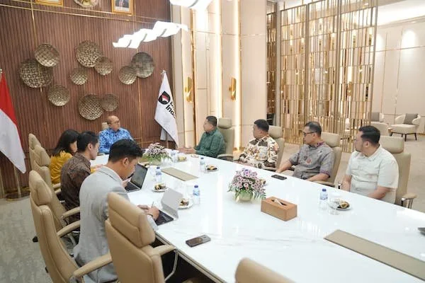 Wali Kota Makassar Munagri Arifuddin saat Ke KLHK serta BPI Danantara, (Dok: Ist).