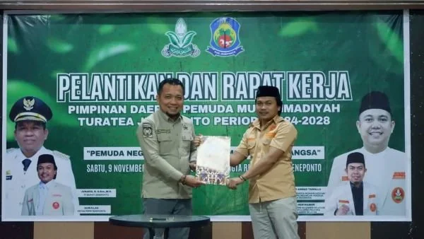 Kadis Dukcapil Mustaufiq saat menerima Perjanjian Kerja Sama (PKS) dari  Ketua Pengurus PM Turatea, Asrullah (Dok : ist).