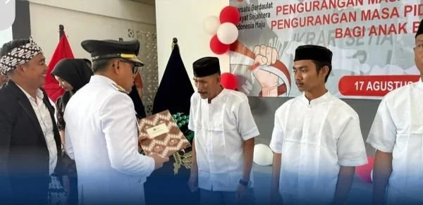 Bupati Paris Yasir, saat memberikan SkK remisi kepada salah satu Napi di Rutan Kelas IIB Jeneponto (Dok : Ist).