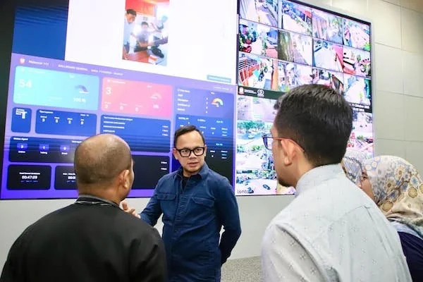 Wakil Menteri Dalam Negeri (Wamendagri), Bima Arya Sugiarto saat Mengunjungi Command Center Kota Makassar, (Dok: Ist)