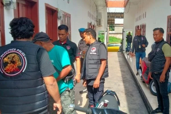 Anggota Polres Bulukumba saat sidak salah satu kos di Bulukumba (Dok : Ist).