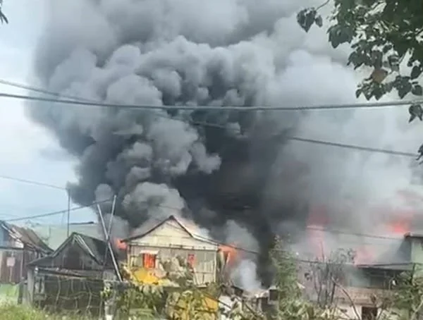 Tangkapan Layar Kebakaran di Tallo Akibat Bentrok Pemuda, (Dok: Ist).