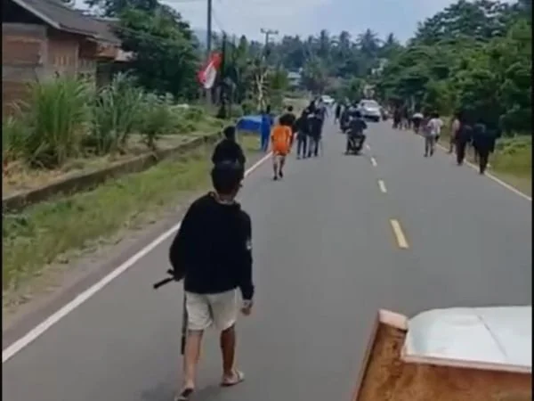 Tangkapan Layar bentrok warga di Tapalang Mamuju (Dok : Ist).
