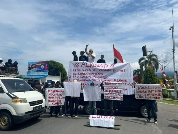 Aliansi Masyarakat Korban Banjir Malangke Raya (Alkobar) melakukan protes dan aksi unjuk rasa di depan Monumen Masamba Affair dan Kantor Gedung Bupati Luwu Utara (Dok : Ist).