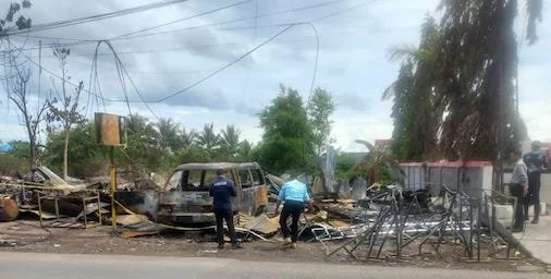 Tim Labfor Polda Sulsel bersama Tim Inafis dan Sat Reskrim Polres Jeneponto saat menggelar Olah TKP di dekat SPBU Mangga Kulle, Kelurahan Empoang, Kecamatan Binamu, Jeneponto. Selasa (16/1). (Ist)