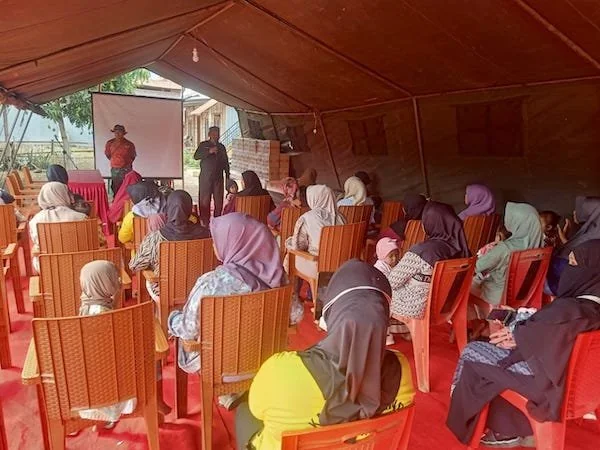 Muh. Jabir, dari Dinas Kesehatan Kabupaten Jeneponto saat mengedukasi warga Desa Tuju tentang pencegahan Stunting