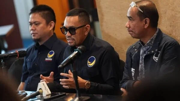 Ahmad Syahroni (kacamata hitam) saat Rakernas Nasdem I d Makassar, (Dok: Ist)