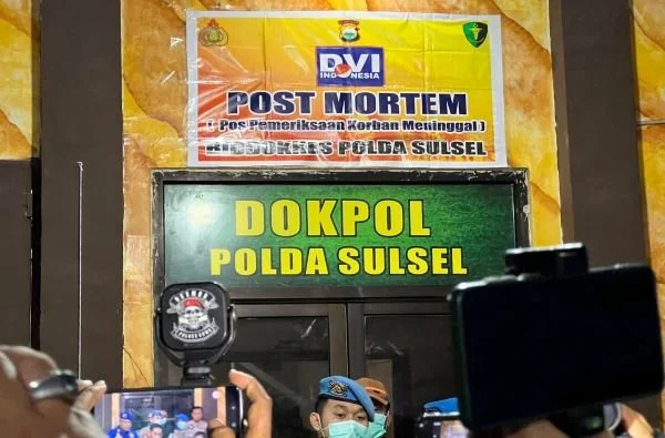 Penyerahan Jenazah ke Biddokkes Polda Sulsel. (Dok: Dwiki KabarMakassar)