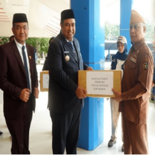 Upacara Peringatan Hari Pahlawan 2023, Bupati Maros Serahkan Bantuan Sembako ke Para Veteran Pejuang