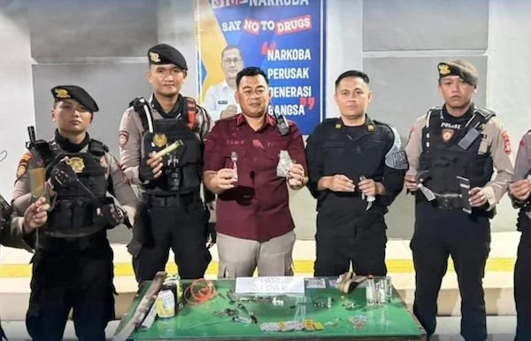 Karutan Jeneponto, Adam Ridwansyah bersama petugas Kepolisian Resort Jeneponto, saat  mengamankan beberapa barang yang tidak sesuai dengan tata tertib Rutan. (Ist).