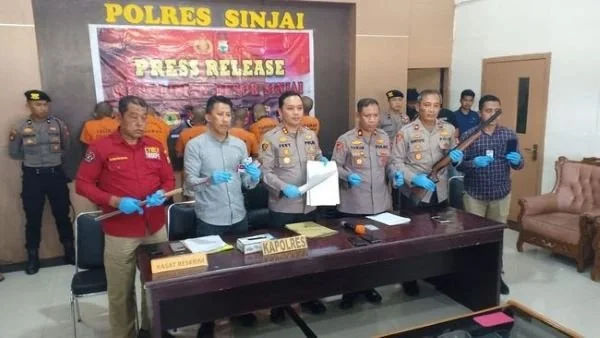 Kapolres Sinjai, AKBP Fery Nur Abdullah didampingi Wakapolres Kompol Tamar, Kasat Reskrim Andi Rahmatullah, dan Kasi Humas H AKP Suharto saat menggelar press release kasus pemerasan oleh oknum debt colector di Mapolres Sinjai,