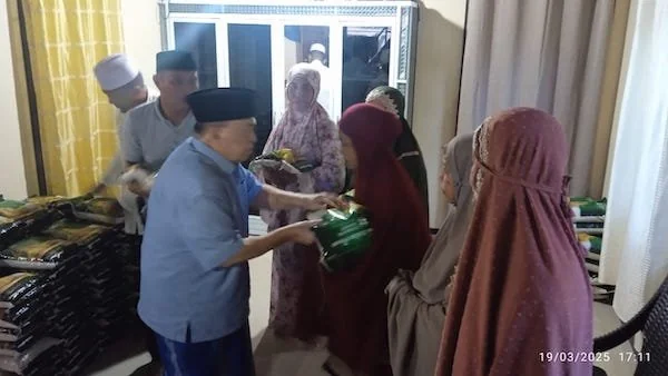 Wagub Sulbar Salim S Mengga saat memberikan bantuan beras kepada para jamaah (dok:Ist)