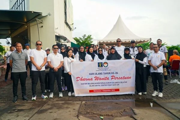 Dharma Wanita Persatuan (DWP) Kantor Wilayah Kementerian Hukum Sulawesi Selatan (Kanwil Kemenkum Sulsel) dalam kegiatan Jalan Sehat yang digelar pada rangkaian Layanan Hukum Car Free Day. (Dok: Ist)