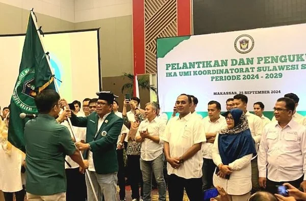 Ketua IKA UMI Komisariat Sulawesi Selatan Azhar Arsyad dan Faisal Amir sebagai ketua harian saat dilantik untuk periode 2024-2029 berlangsung di Claro Hotel, jalan AP Pettarani Makassar, Rabu (25/09). Foto ist