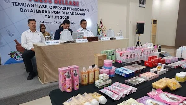 Balai Besar Pengawas Obat dan Makanan (BBPOM) Makassar menyita kosmetik ilegal dari Sidrap (dok. Ist)