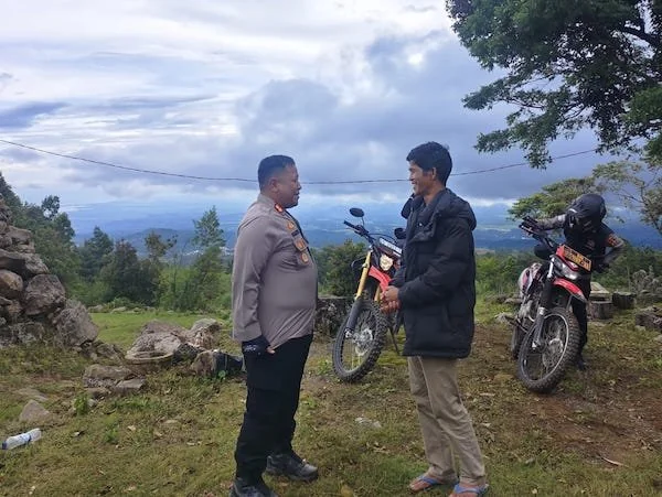 Pengelola Agrowisata Bonto Lojong, Mansyur saat bercengkrama bersama Kapolres Jeneponto AKBP Haryo Basuki di sela-sela kunjungannya bersama para PJU Polres Jeneponto. (Ist).
