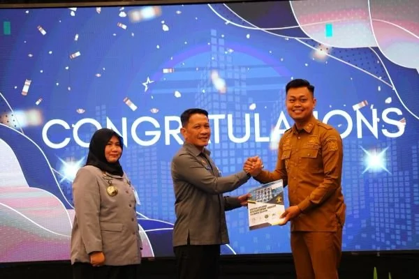 Kakanwil Kemenkum Sulsel Serahkan Sertifikat Peacemaker Justice Award dan STR Posbakum (Dok : Ist).