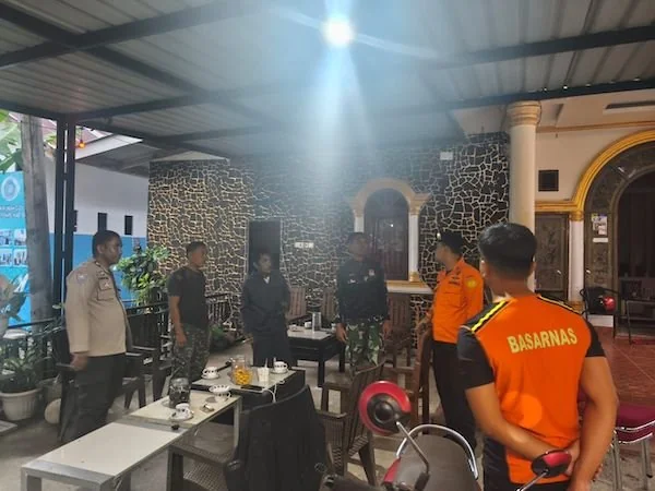 tim Basarnas Makassar bersama Rescue Pos SAR Bone melakukan pencarian korban hanyut di sungai ( Dok:Ist)