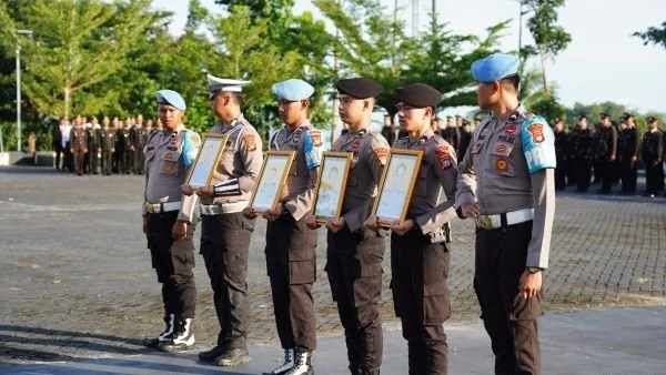 Upacara Pemberhentian tidak dengan hormat (PTDH) terhadap 12 personel di lingkungan Polda Sulbar.