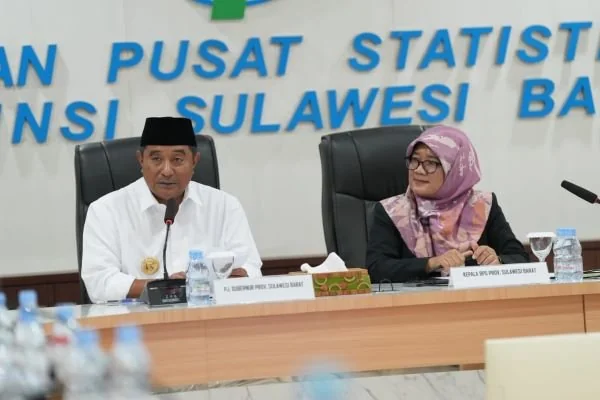Pj Gubernur Sulbar bersama Ketua BPS Sulbar saat menggelar rilis (Dok : Ist).