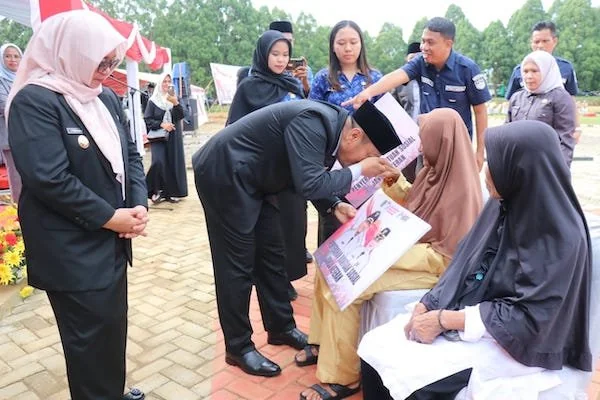Penyerahan santunan kepada janda veteran di Luwu Timur (dok. Ist)