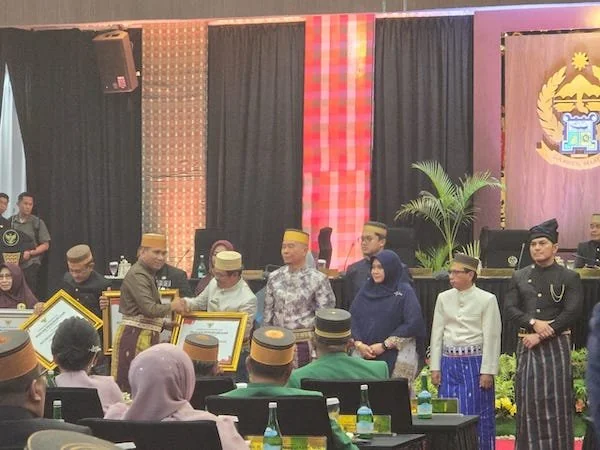 Dinkes Sulsel saat menerima penghargaan pada momen puncak peringatan HUT Sulsel (dok. Ist)