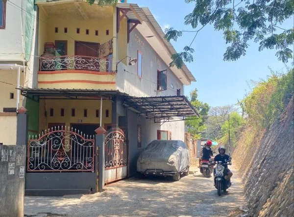 Lokasi rumah yang sempat viral memakai badan jalan sebagai garasi mobil (Dok: Atri KabarMakassar).