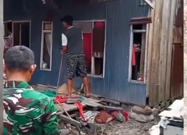 Rumah pelaku pembunuhan, Safaruddin alias Ampa, saat dibongkar warga. (Ist).