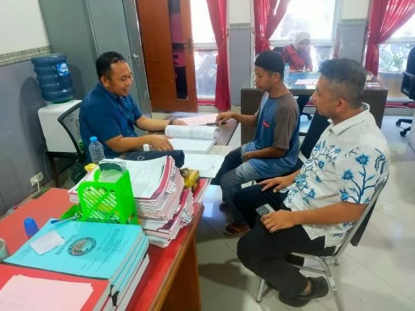 Kanit PPA Polres Jeneponto, Ipda Aswar saat menyerahkan Juwan Bin Nuning, tersangka atas kasus Kekerasan Dalam Rumah Tangga (KDRT) yang berujung pada kematian istrinya sendiri, kepada Jaksa Penuntut Umum (JPU) Kejaksaan Negeri Jeneponto (Dok : Ist).