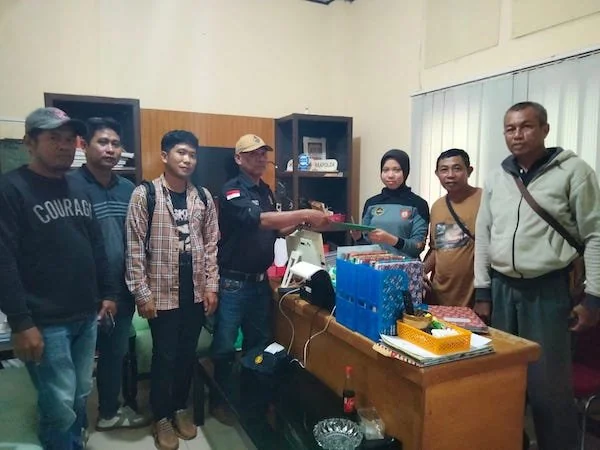Ketua Sepernas Jeneponto, Nasir Tinggi bersama Ketua IWO, Syarief dengan sejumlah awak media saat melaporkan Skandal Anggaran Media DPRD Jeneponto ke Polisi. (Ist).
