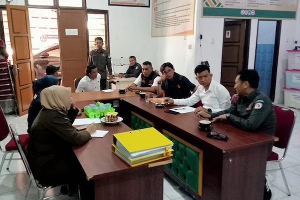 Ketua Bawaslu Jeneponto, Muhammad Alwi bersama Petugas Gakumdu saat menggelar pemeriksaan 4 Kades. (Ist).